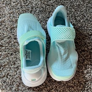 Nike tennis shoes never worn